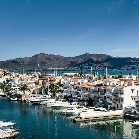 Apartment Modern In Empuriabrava With Beach Nearby